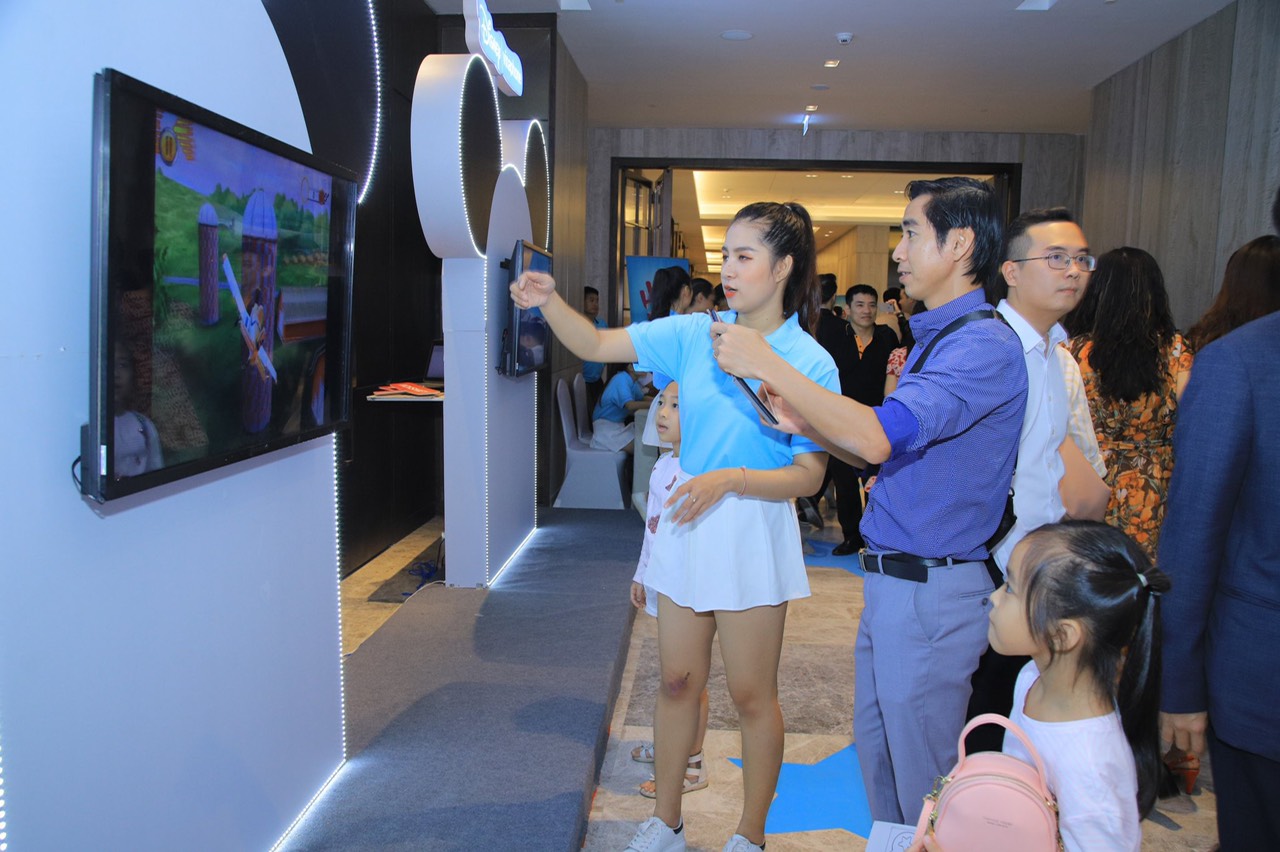 Khách hàng trải nghiệm dịch vụ